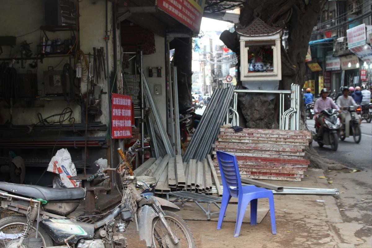 Vỉa hè 'có như không' trên những tuyến phố Hà Nội Ảnh 17