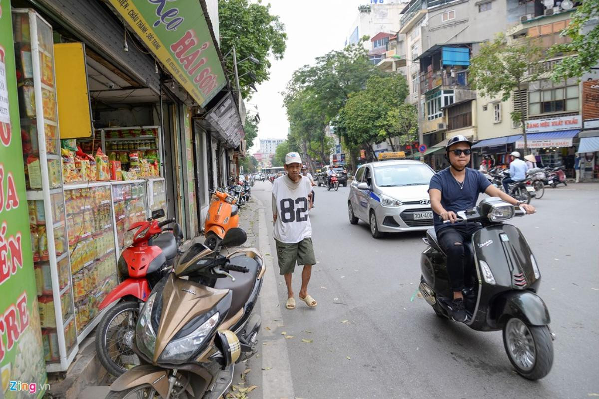 Vỉa hè 'có như không' trên những tuyến phố Hà Nội Ảnh 5