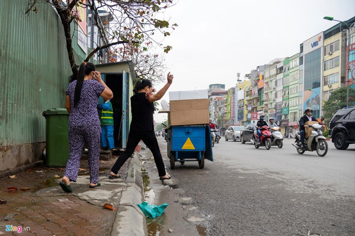 Vỉa hè 'có như không' trên những tuyến phố Hà Nội Ảnh 7