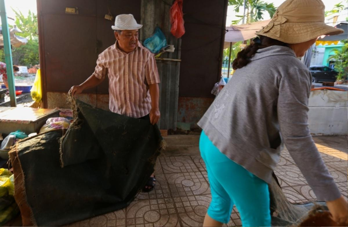 Cụ ông tự lấy đất mở chợ cho người bán hàng rong ở Sài Gòn Ảnh 10