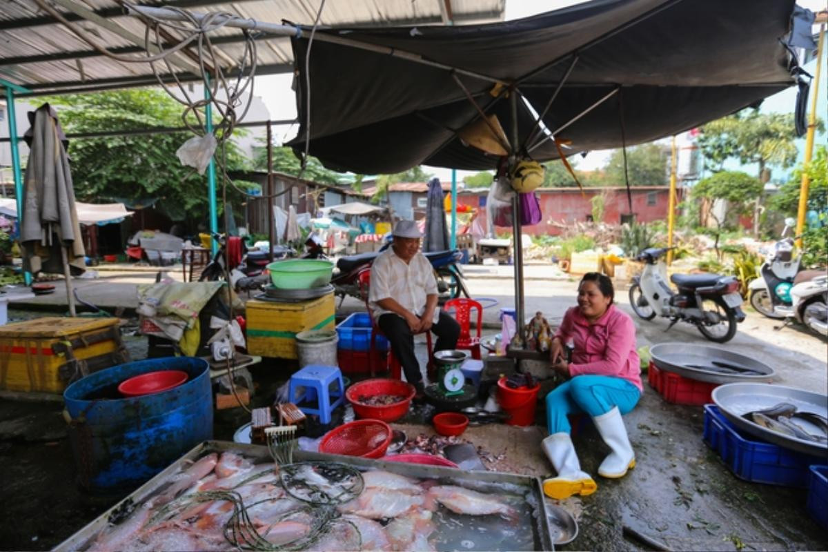 Cụ ông tự lấy đất mở chợ cho người bán hàng rong ở Sài Gòn Ảnh 4