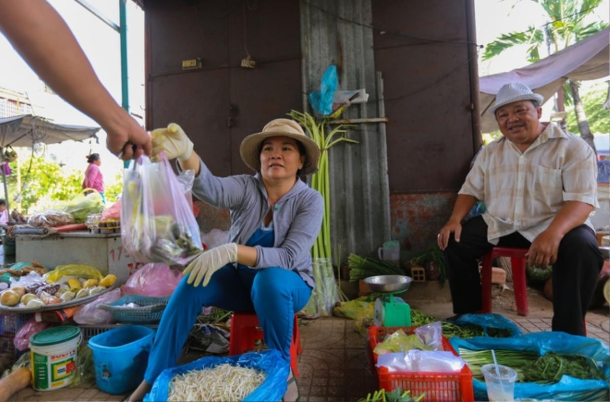 Cụ ông tự lấy đất mở chợ cho người bán hàng rong ở Sài Gòn Ảnh 6