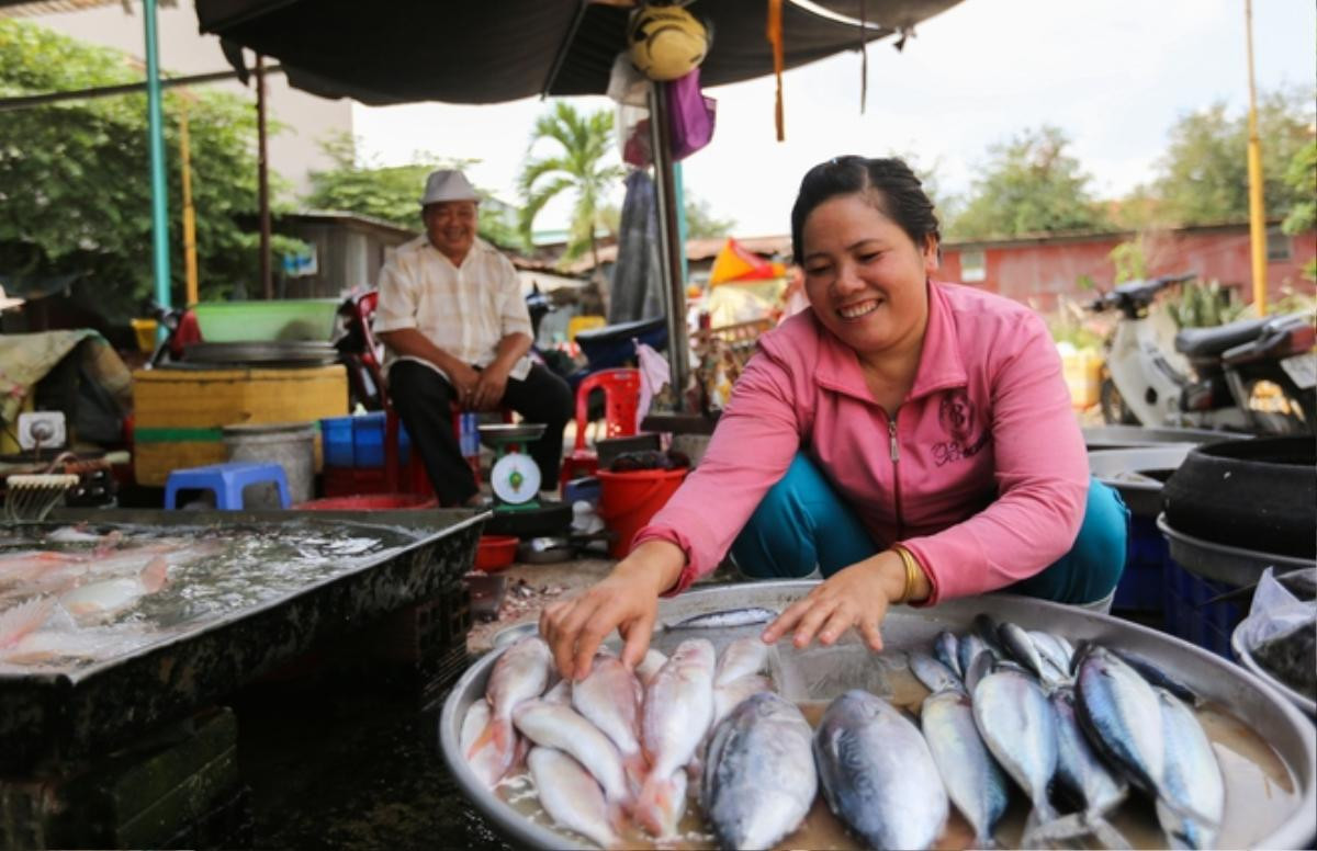 Cụ ông tự lấy đất mở chợ cho người bán hàng rong ở Sài Gòn Ảnh 7