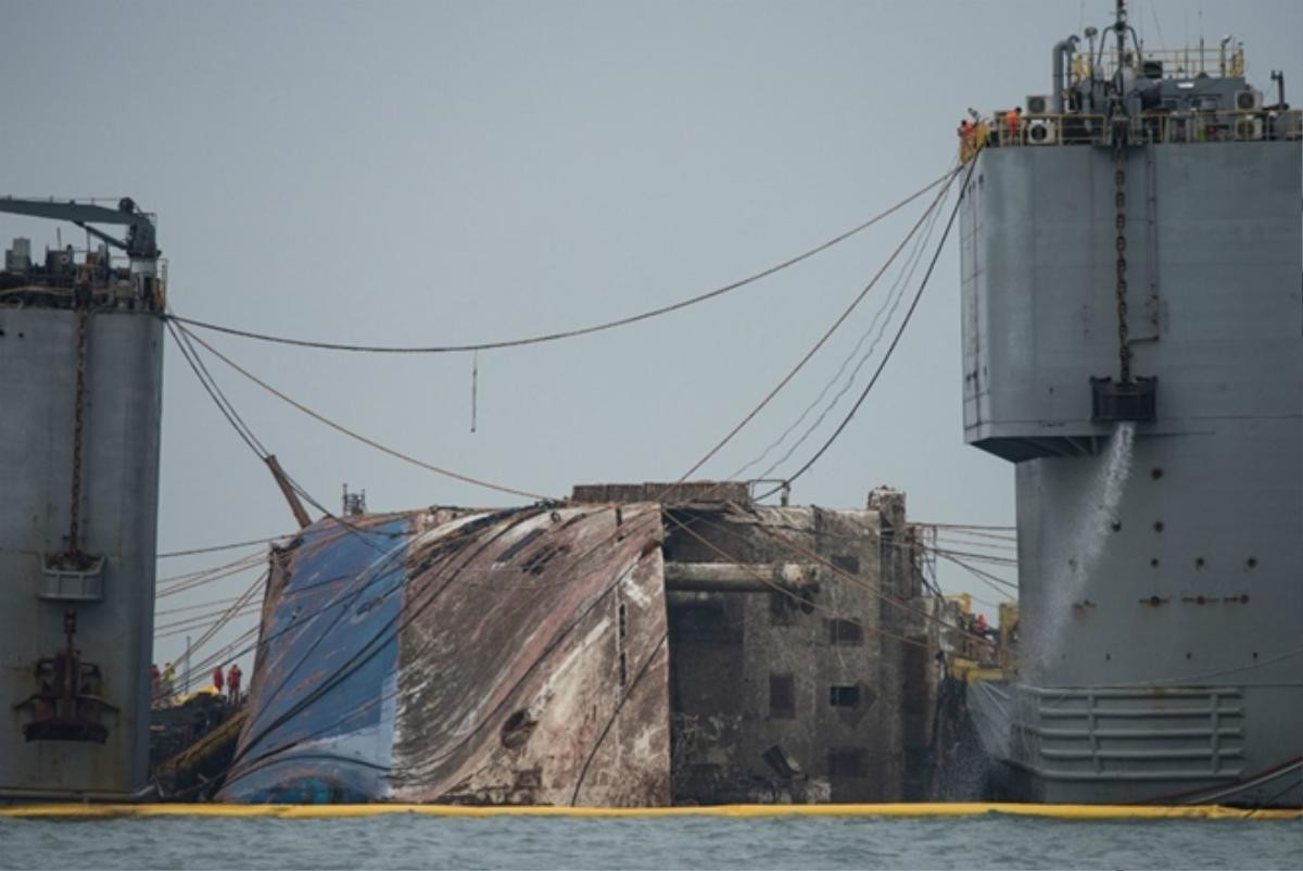 Cận cảnh phà Sewol sau 3 năm chìm sâu ở đáy biển Ảnh 4