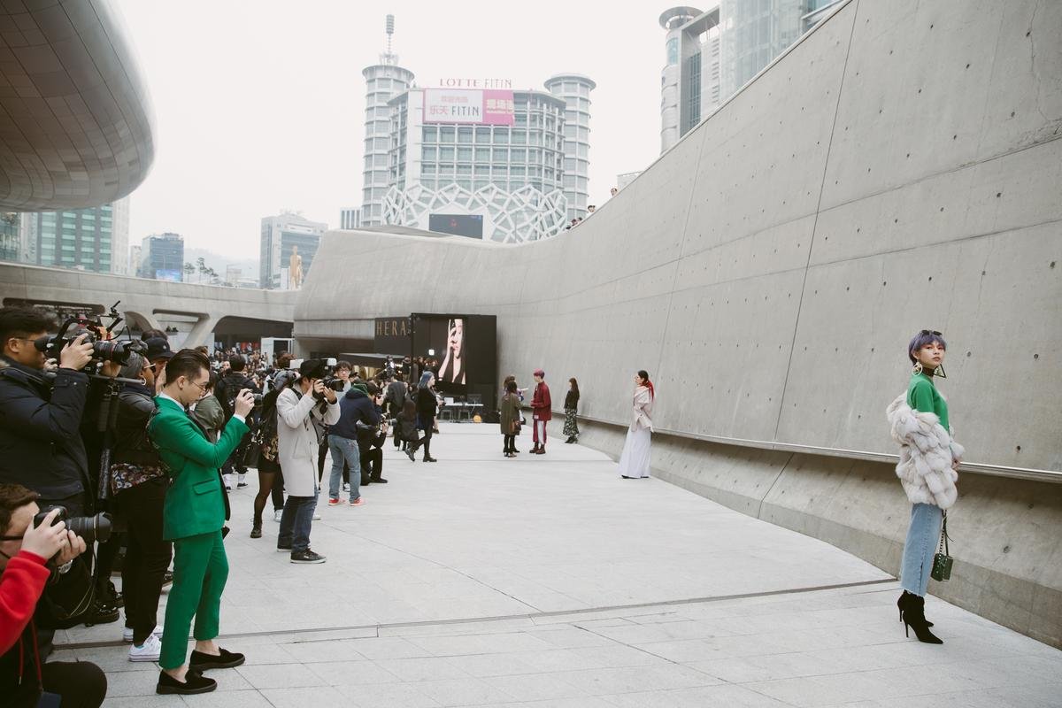 'Ngộp thở' với số lượng áp đảo của các photographer nhiều như… kiến tại Seoul Fashion Week 2017 Ảnh 2