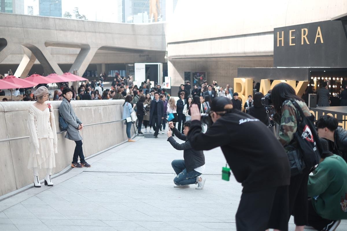 'Ngộp thở' với số lượng áp đảo của các photographer nhiều như… kiến tại Seoul Fashion Week 2017 Ảnh 4