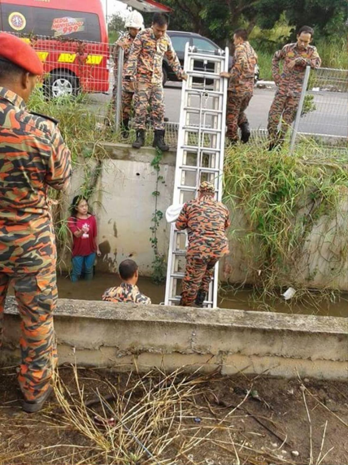 Thiếu nữ ngủ trưa dưới mương làm cả đội cảnh sát phải 'hoảng hốt' đến cứu Ảnh 2