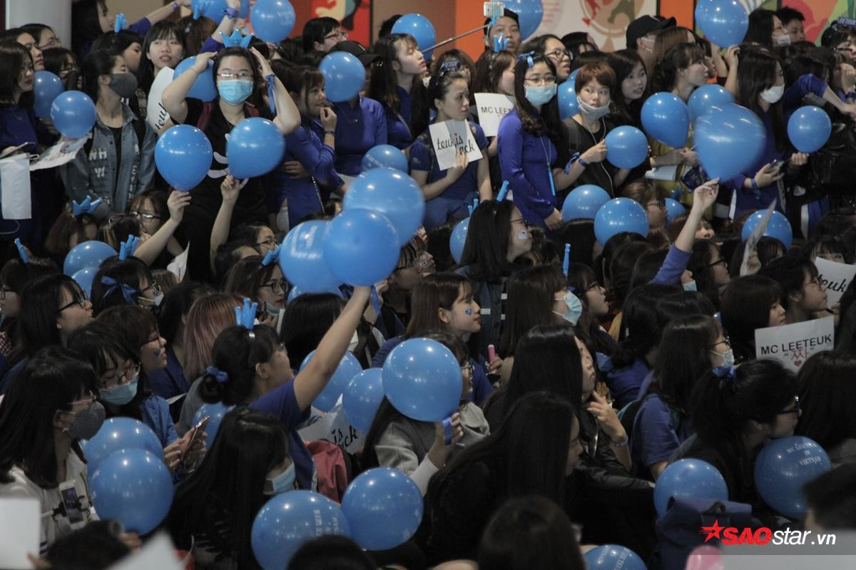 Ảnh đẹp tại Nội Bài: Ngày xưa Sone-ELF cãi nhau không ra gì, giờ ngồi đợi chung Idol thế này! Ảnh 10