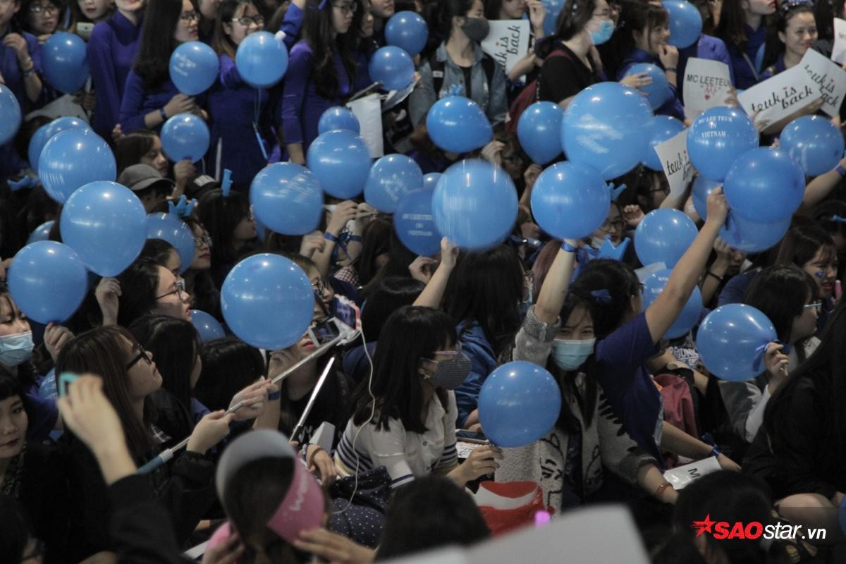 Ảnh đẹp tại Nội Bài: Ngày xưa Sone-ELF cãi nhau không ra gì, giờ ngồi đợi chung Idol thế này! Ảnh 13