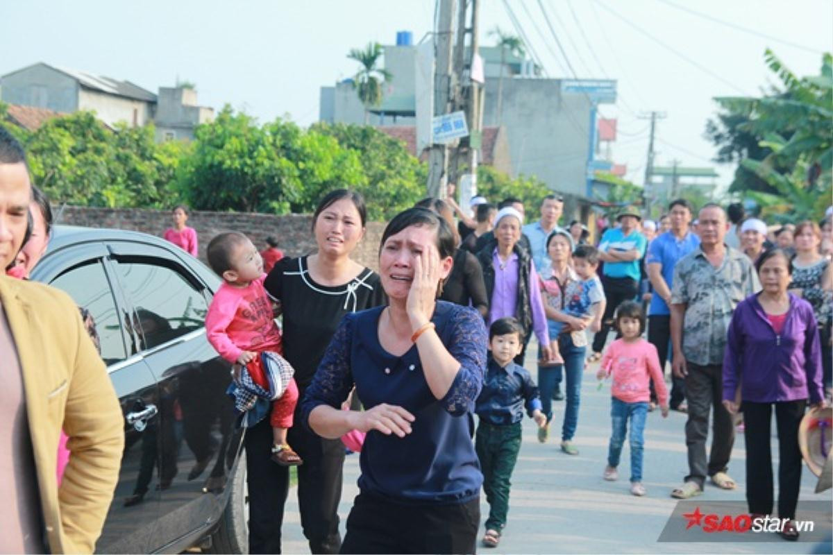 Mẹ bé Linh khóc ngất khi thi thể con gái được đưa về tới quê nhà Ảnh 24