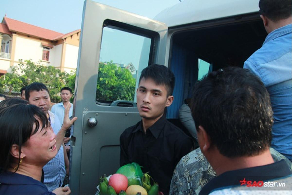 Mẹ bé Linh khóc ngất khi thi thể con gái được đưa về tới quê nhà Ảnh 5