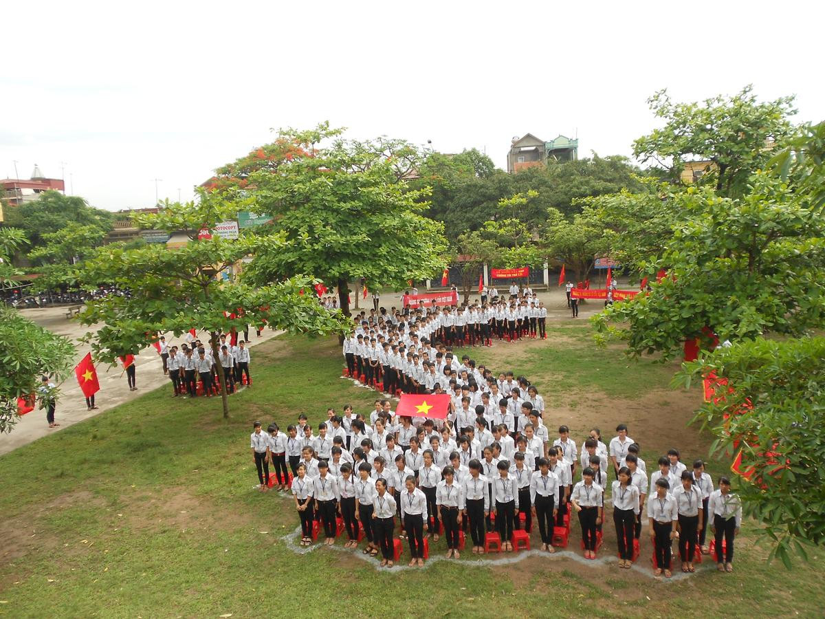 Hà Nam: Chụp ảnh kỷ yếu trong trường, học sinh bức xúc tố nhà trường thu tiền phí? Ảnh 3