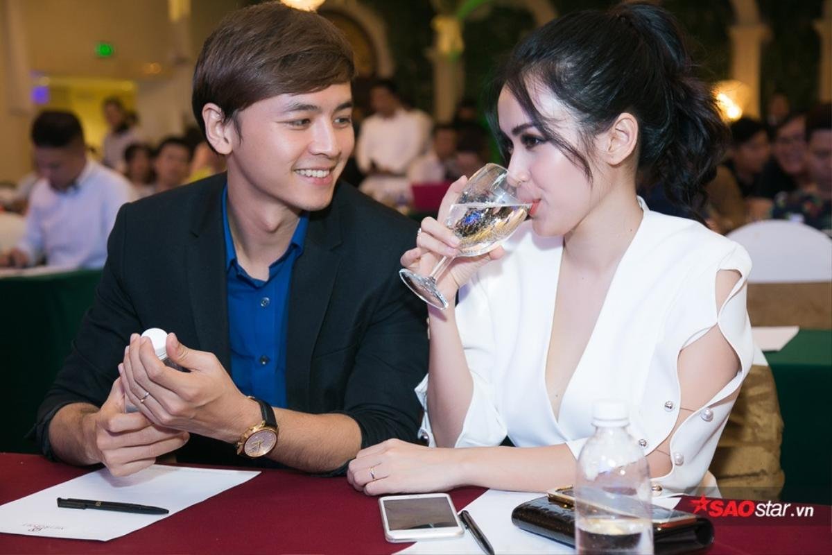 Tim - Trương Quỳnh Anh cùng vợ chồng Tú Vi khéo léo trổ tài làm bartender tại sự kiện Ảnh 6