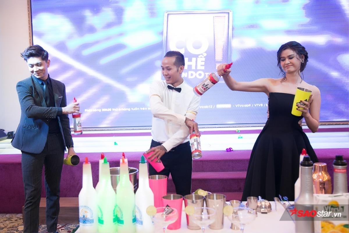 Tim - Trương Quỳnh Anh cùng vợ chồng Tú Vi khéo léo trổ tài làm bartender tại sự kiện Ảnh 3