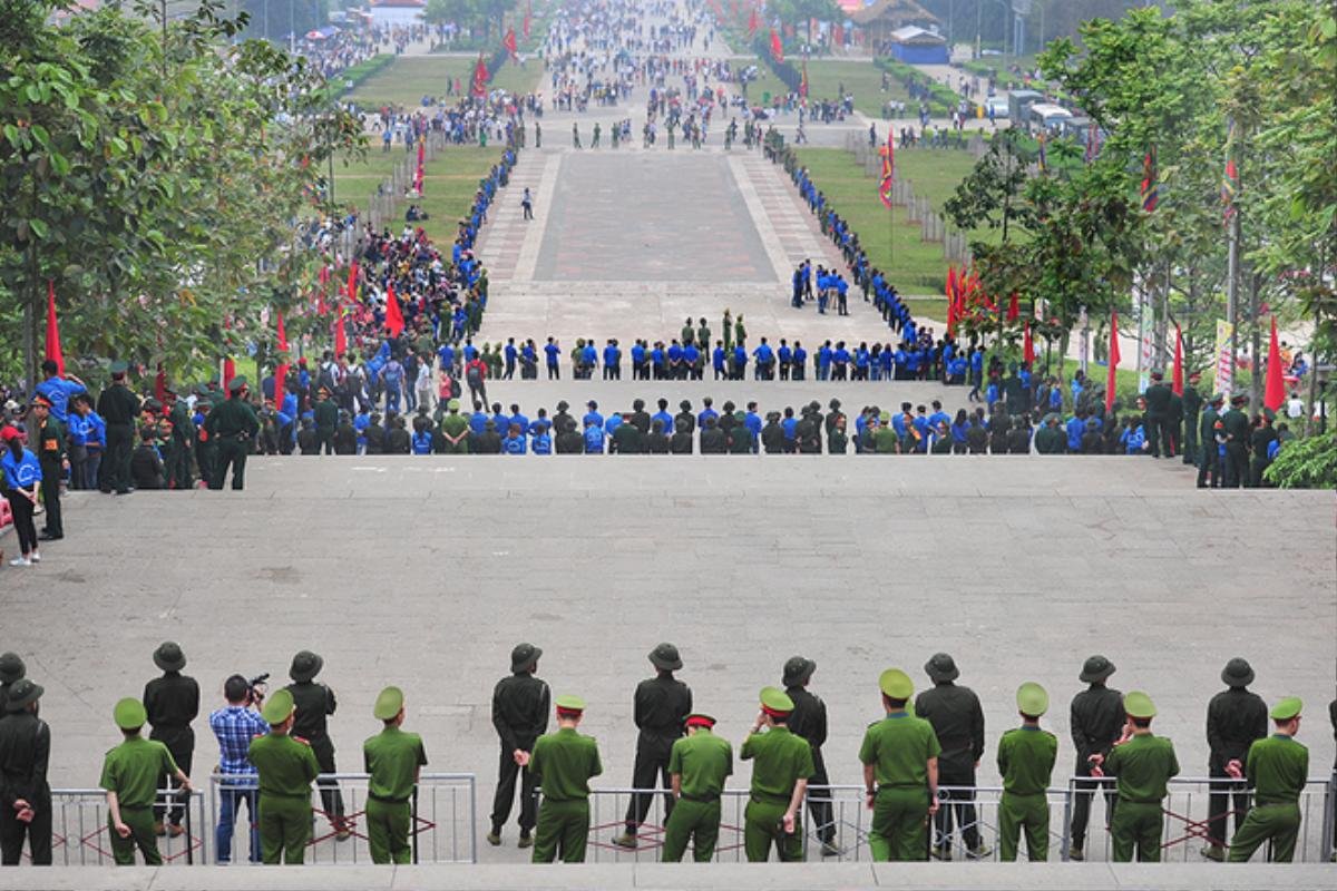 An ninh siết chặt 5 vòng, lễ Giỗ Tổ không còn 'vỡ trận' Ảnh 2