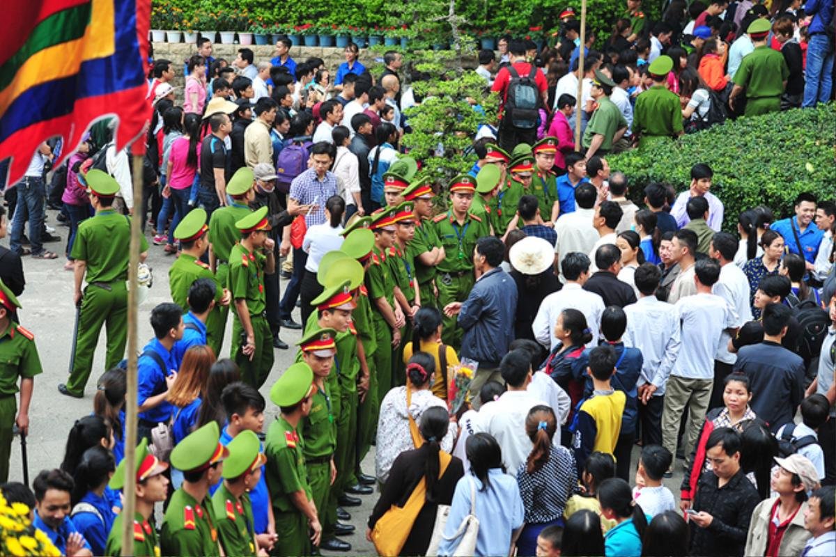 An ninh siết chặt 5 vòng, lễ Giỗ Tổ không còn 'vỡ trận' Ảnh 7