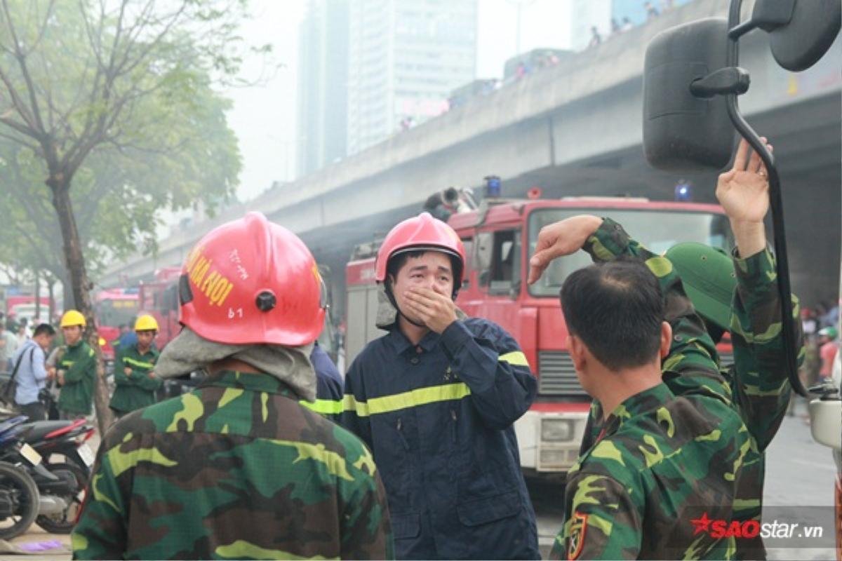 Hàng trăm người hiếu kỳ theo dõi vụ cháy lớn gần tòa nhà Keangnam Ảnh 10