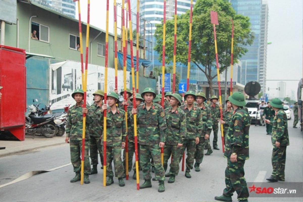 Hàng trăm người hiếu kỳ theo dõi vụ cháy lớn gần tòa nhà Keangnam Ảnh 14