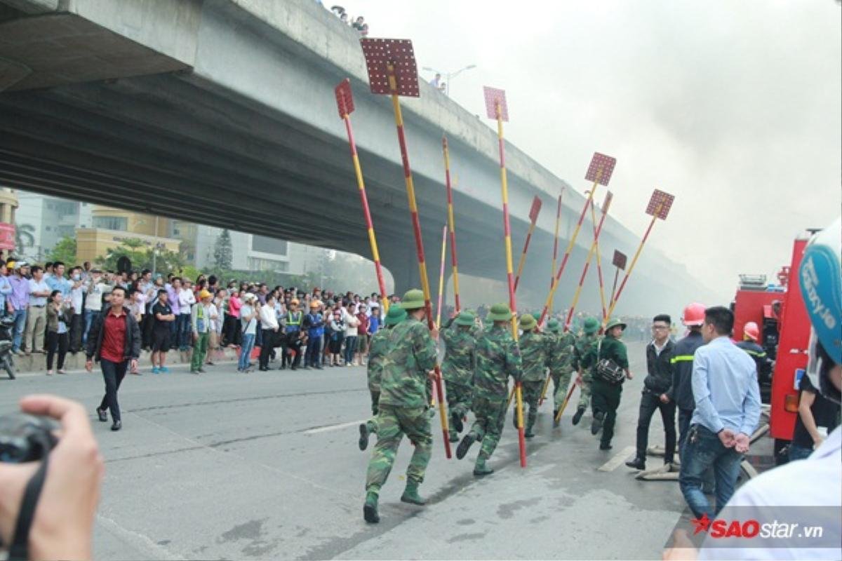 Hàng trăm người hiếu kỳ theo dõi vụ cháy lớn gần tòa nhà Keangnam Ảnh 12