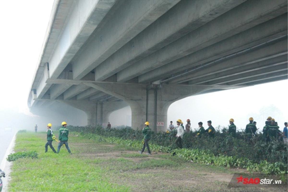 Hàng trăm người hiếu kỳ theo dõi vụ cháy lớn gần tòa nhà Keangnam Ảnh 9