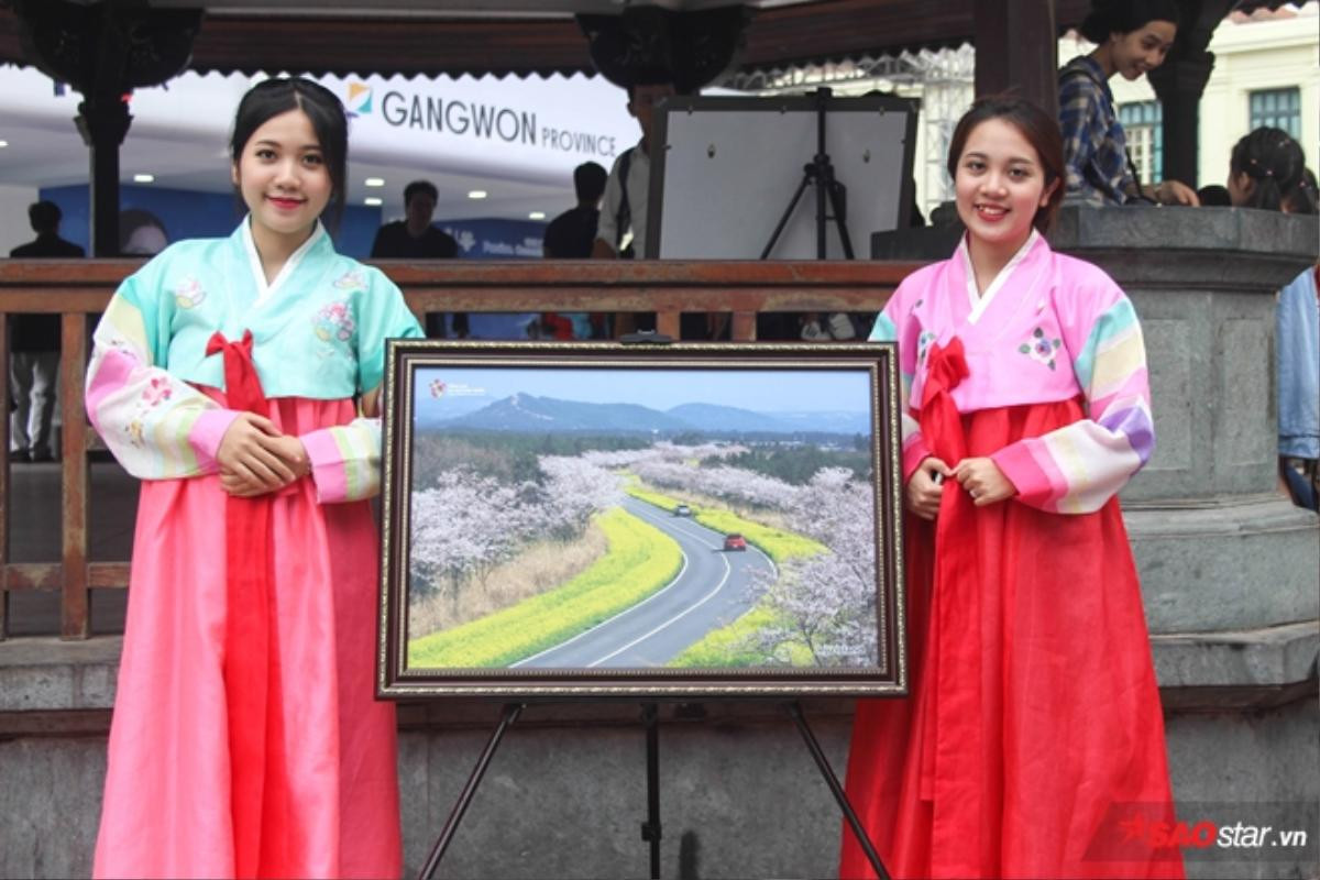 Giới trẻ rủ nhau mặc hanbok, selfie với 'thần tượng' ngay tại Hà Nội Ảnh 6