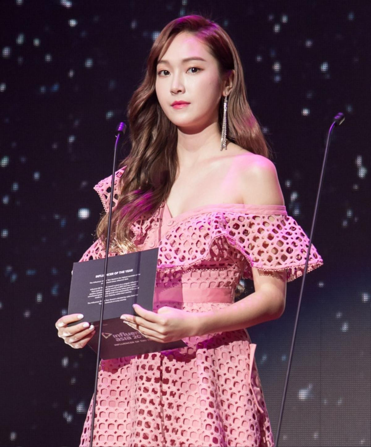 Ở diễn biến khác, Jessica Jung đã sang mà còn 'chảnh' hết nấc với phong cách thời trang như thế này Ảnh 11