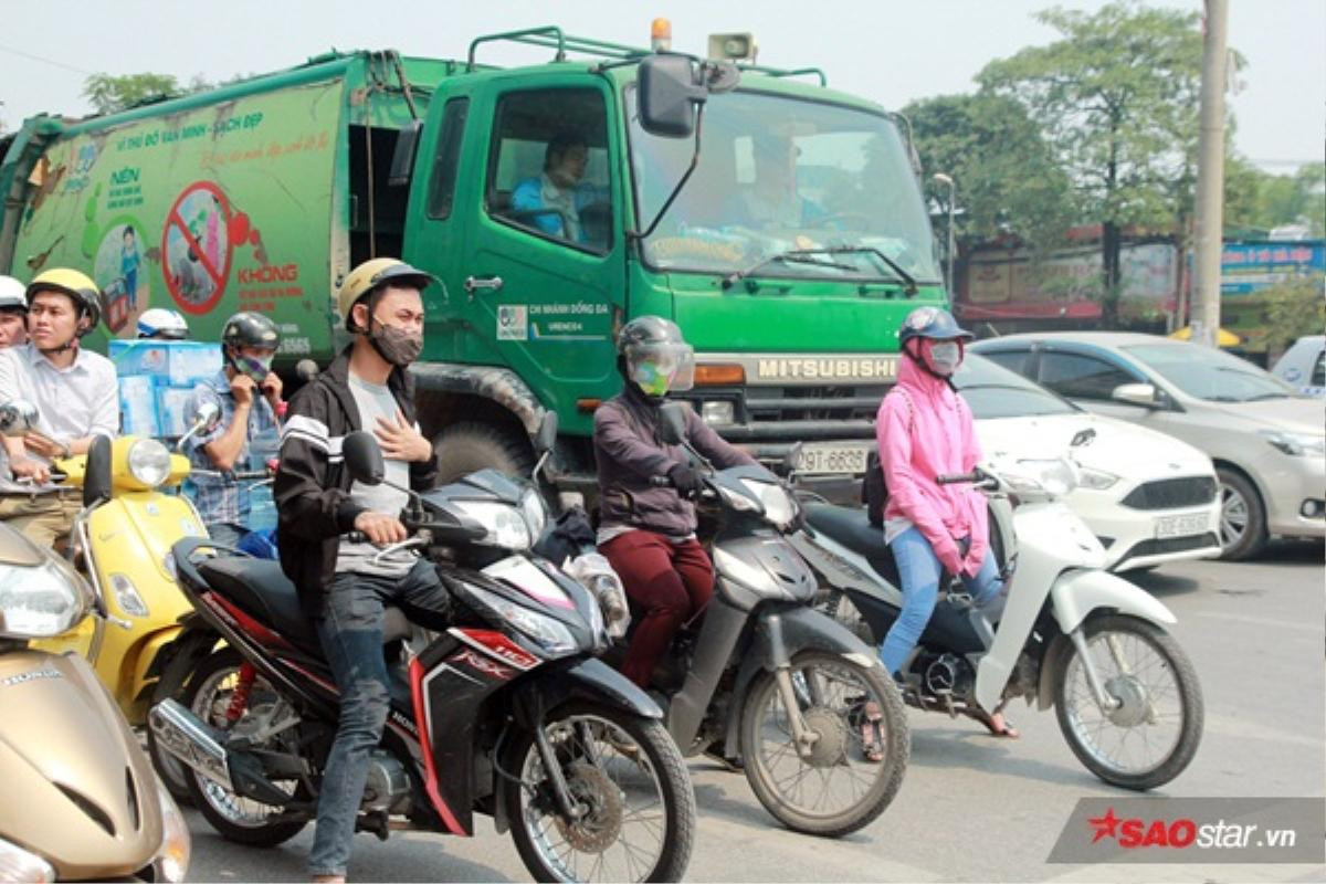 Hà Nội: Người dân chườm đá lạnh lên mặt chống nắng nóng đầu mùa Ảnh 14