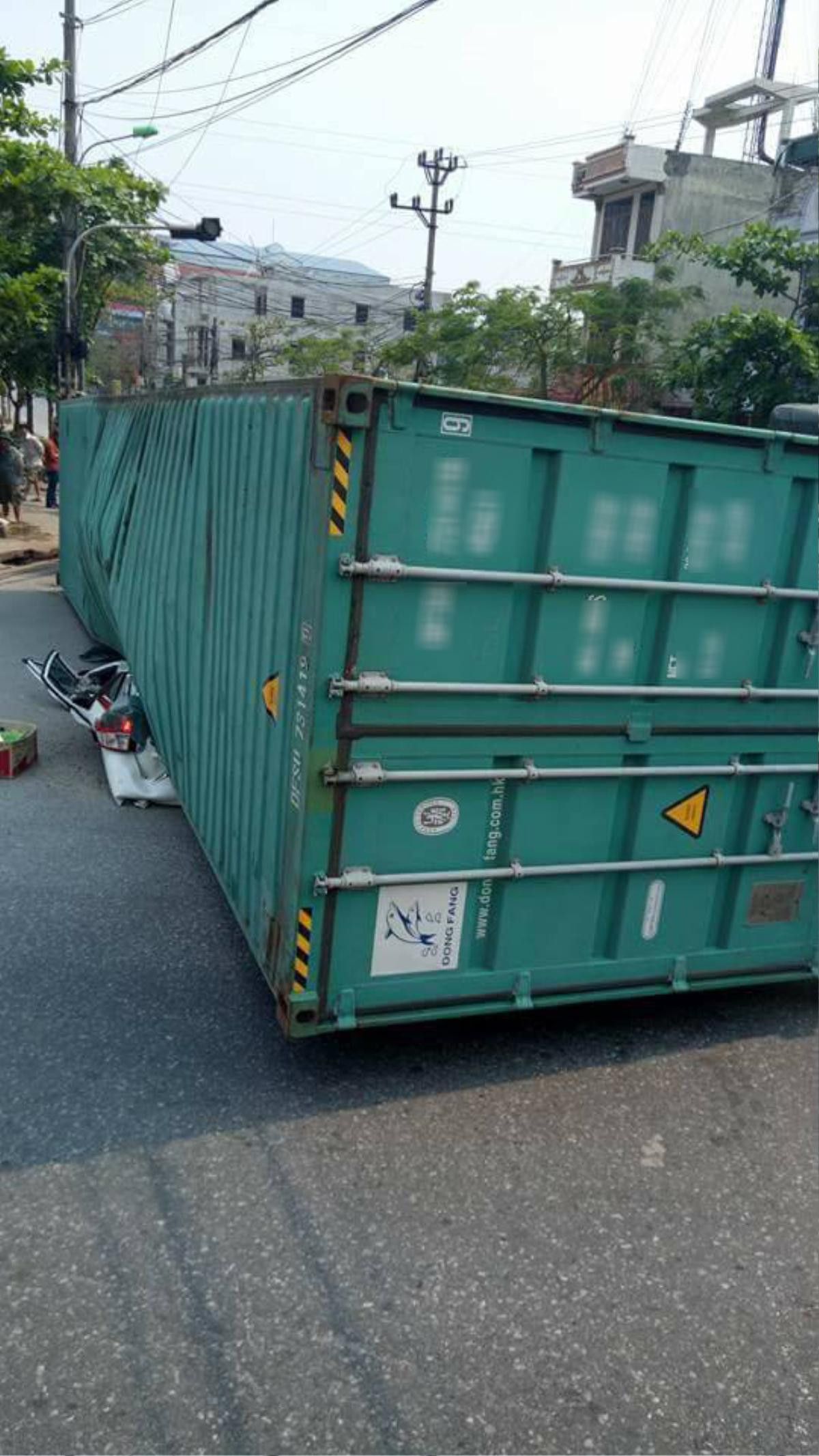 Tai nạn kinh hoàng: Xe container đổ nghiêng đè nát ôtô con, 2 người chết Ảnh 1