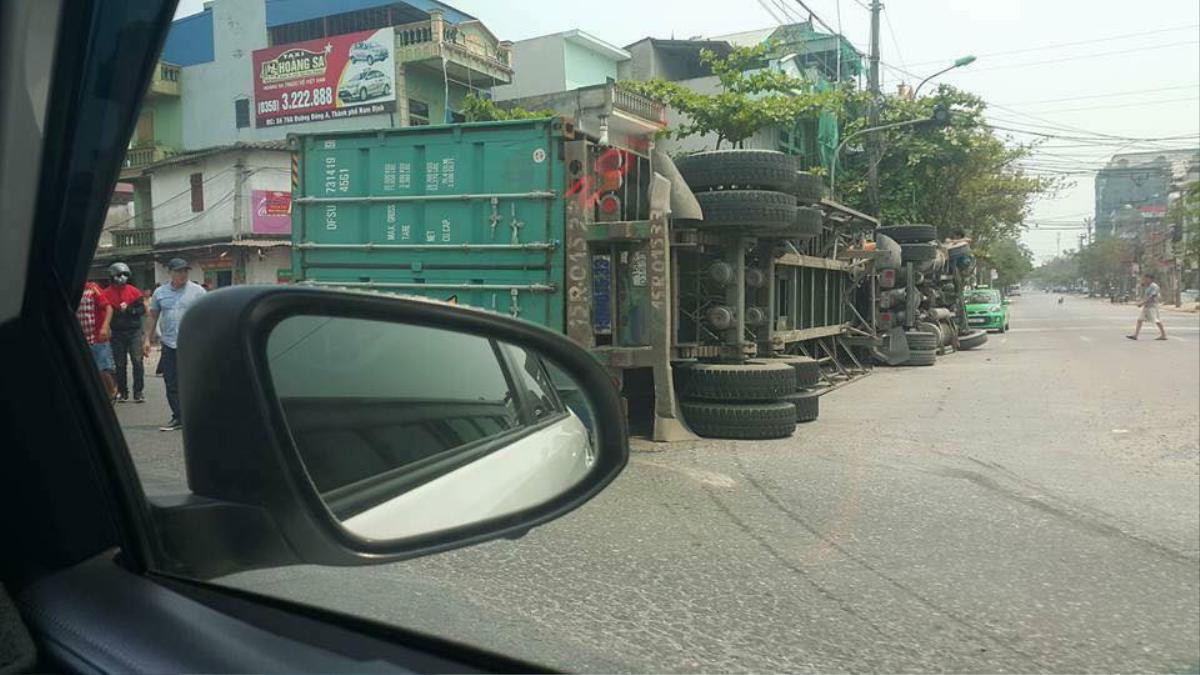 Tai nạn kinh hoàng: Xe container đổ nghiêng đè nát ôtô con, 2 người chết Ảnh 4