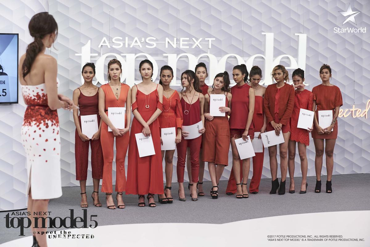 AsNTM #2: Đứng áp chót trong thử thách nhảy múa, Minh Tú bỏ ăn, khóc nức nở Ảnh 12