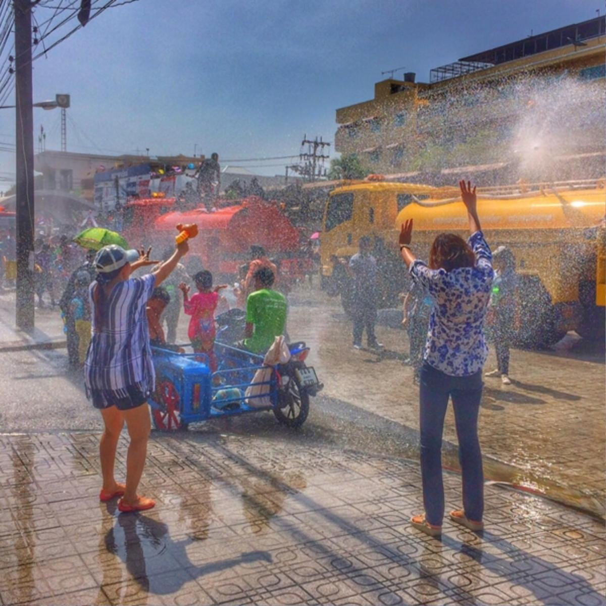 'Check in' lễ hội té nước Songkran mà không ướt như chuột lột thì hơi dở! Ảnh 8