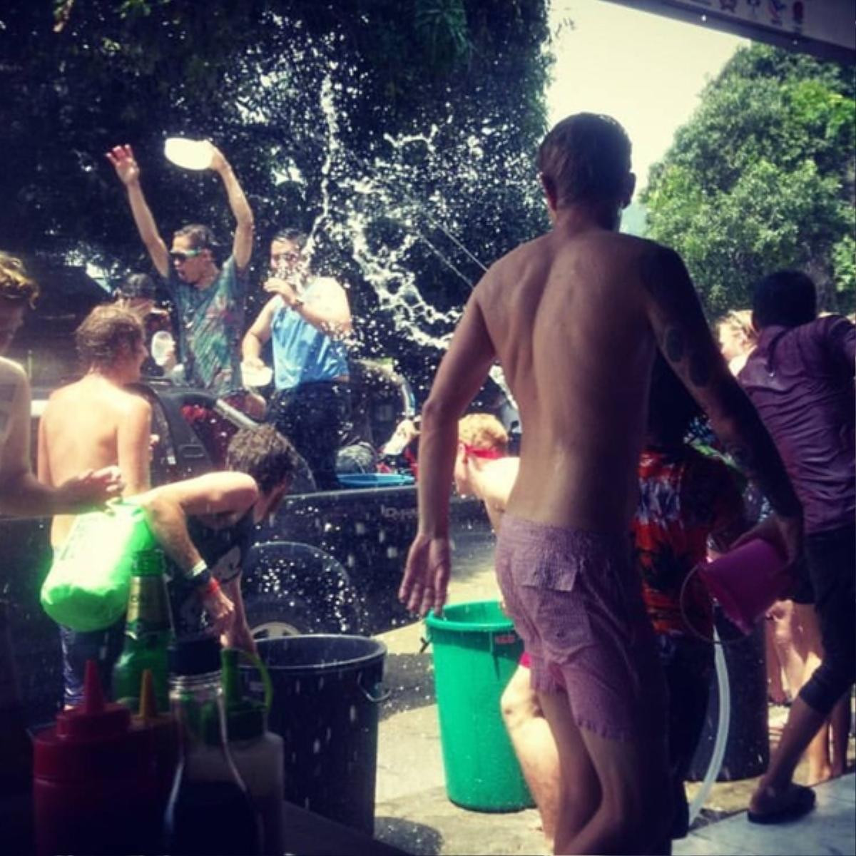 'Check in' lễ hội té nước Songkran mà không ướt như chuột lột thì hơi dở! Ảnh 10