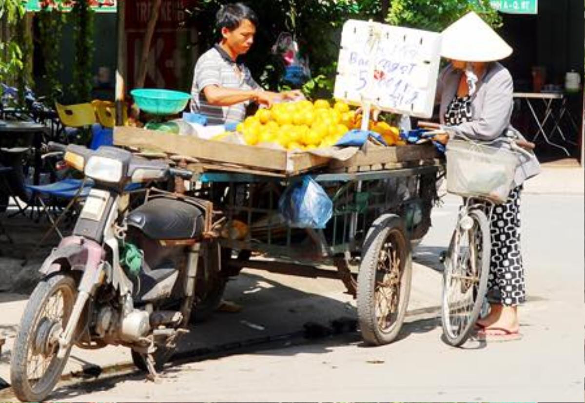 Cặp đôi phượt thủ 'tiện tay' lấy trộm trái mướp của người bán hàng rong nghèo Ảnh 6