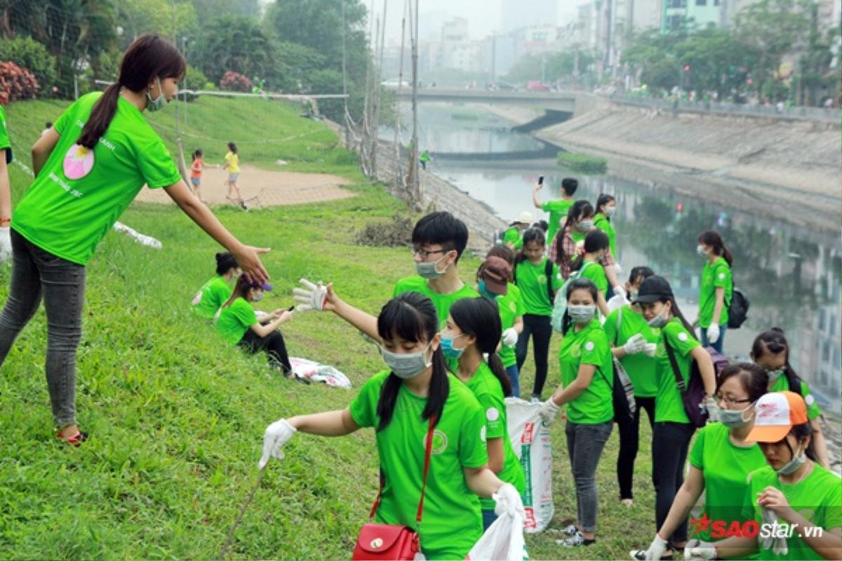 Không ngại bẩn, chàng trai Mỹ cùng hàng nghìn sinh viên dọn rác sông Tô Lịch Ảnh 12