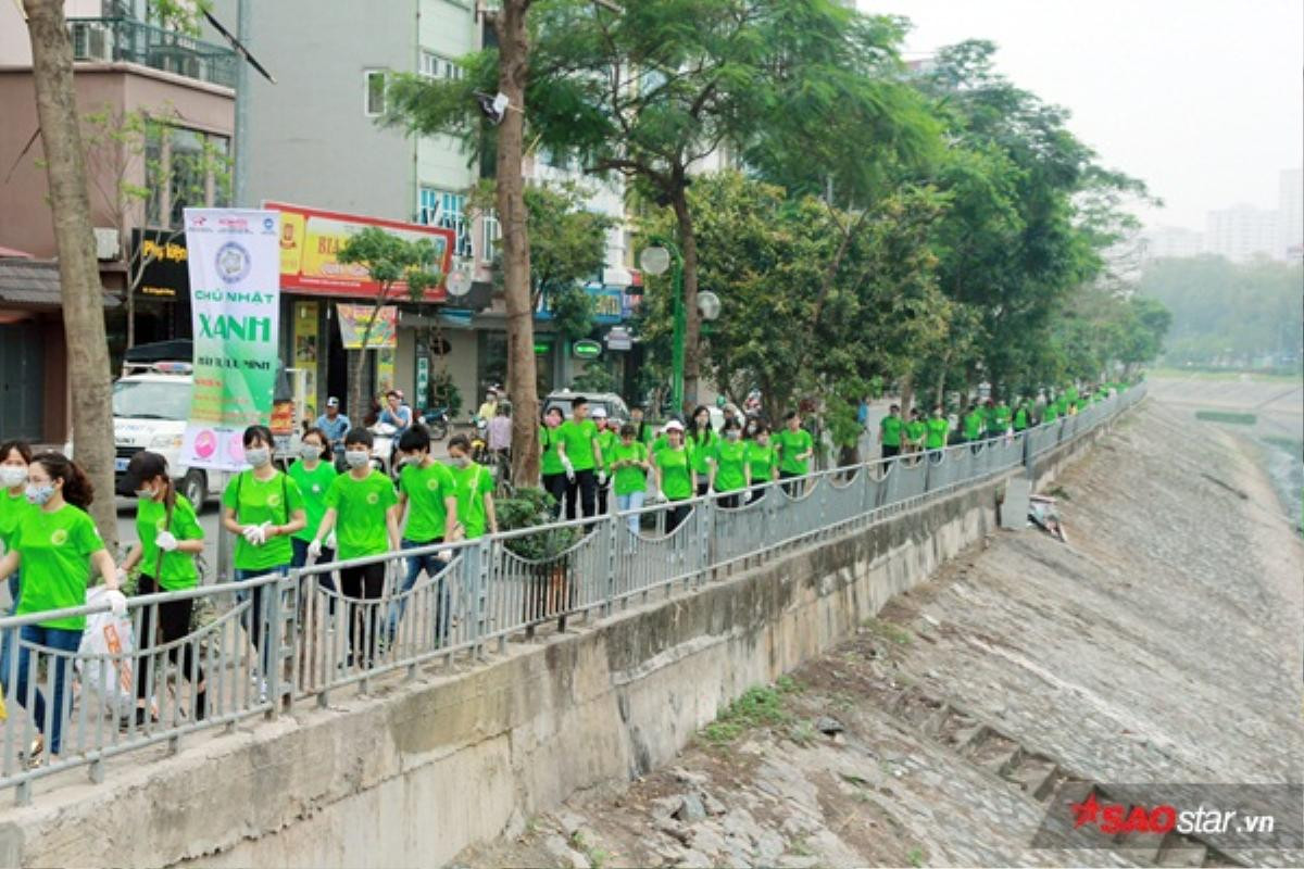 Không ngại bẩn, chàng trai Mỹ cùng hàng nghìn sinh viên dọn rác sông Tô Lịch Ảnh 16