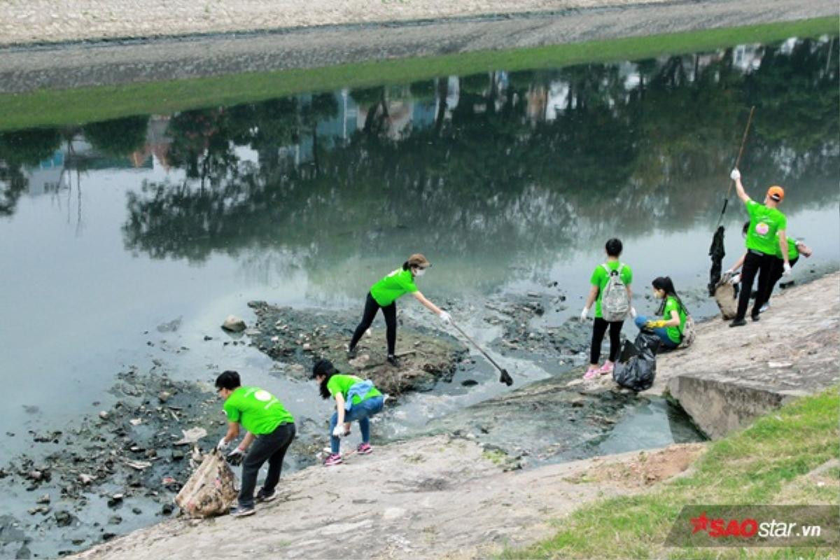 Không ngại bẩn, chàng trai Mỹ cùng hàng nghìn sinh viên dọn rác sông Tô Lịch Ảnh 1