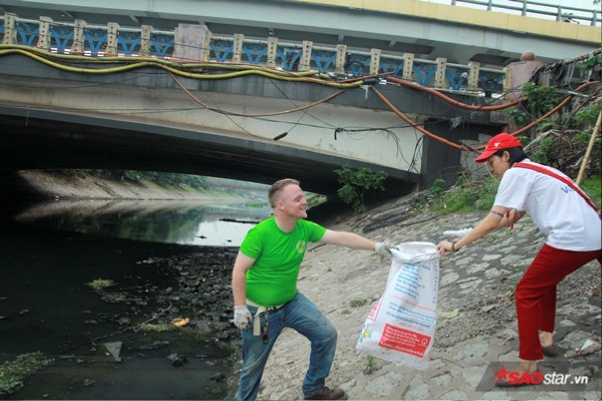 Không ngại bẩn, chàng trai Mỹ cùng hàng nghìn sinh viên dọn rác sông Tô Lịch Ảnh 4