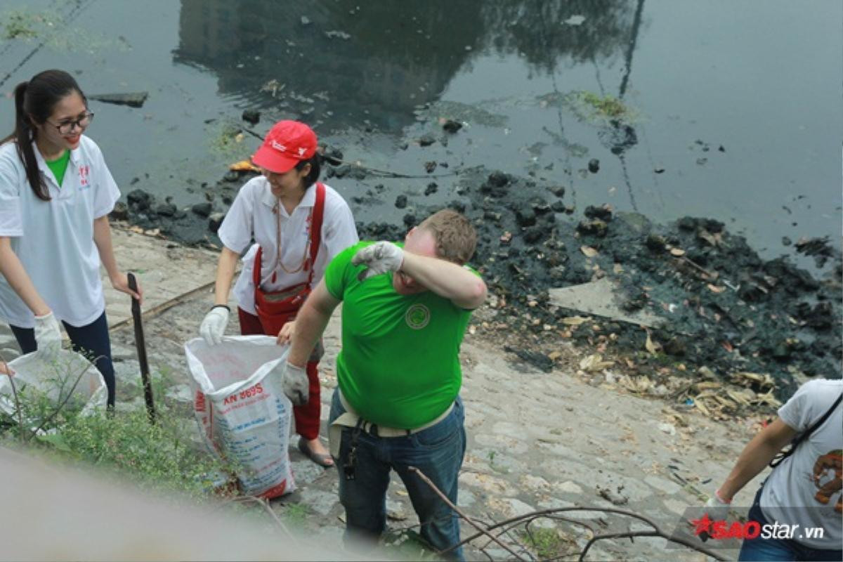 Không ngại bẩn, chàng trai Mỹ cùng hàng nghìn sinh viên dọn rác sông Tô Lịch Ảnh 5