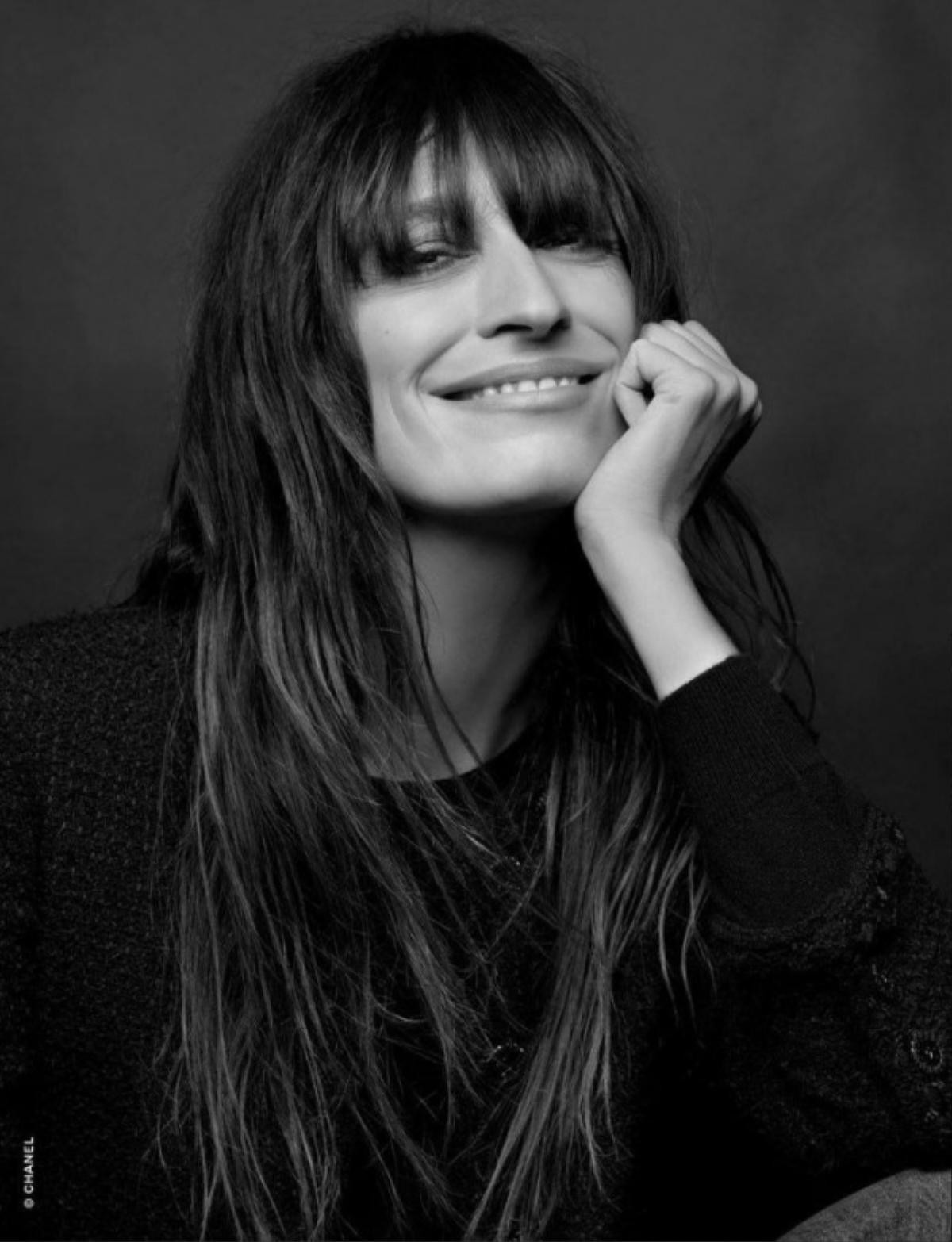 Caroline de Maigret thanh lịch kiểu Pháp, đeo túi Chanel's Gabrielle bước đi đầy bí ẩn Ảnh 3