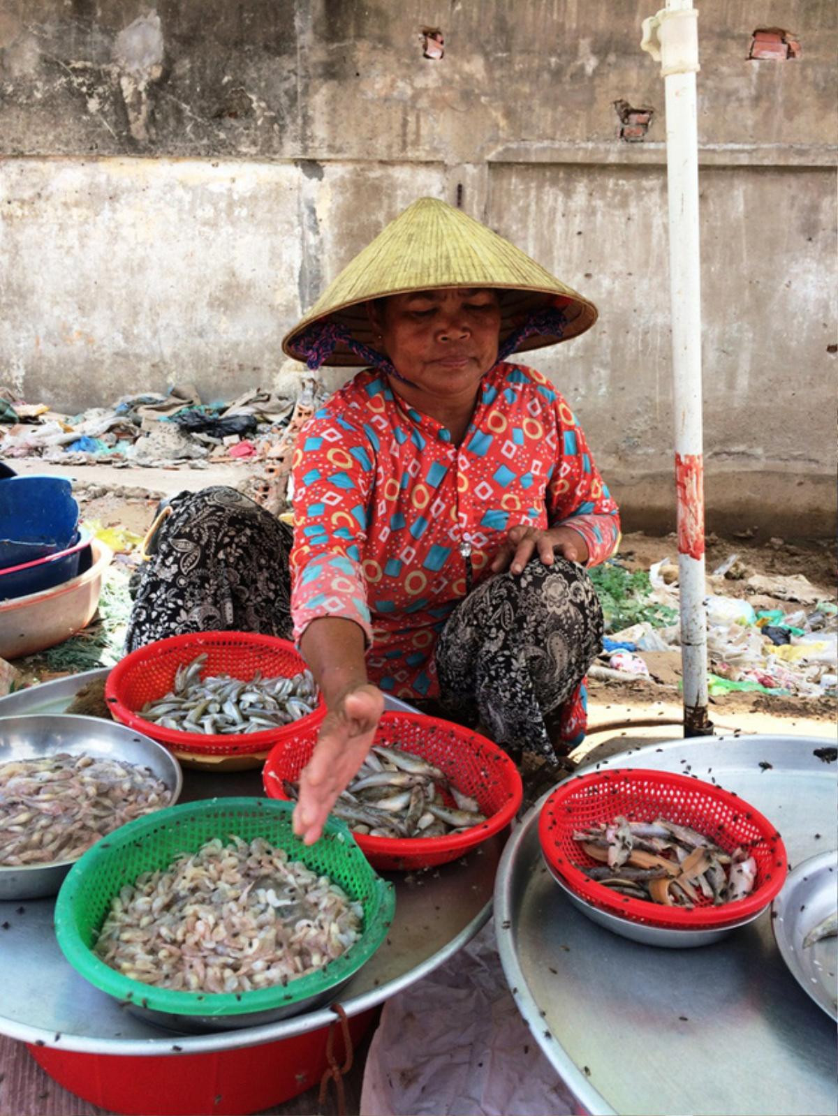 Cần Thơ: Sau vụ cháy cực lớn kéo dài 5 ngày, 'giặc ruồi' bất ngờ bủa vây Ảnh 3