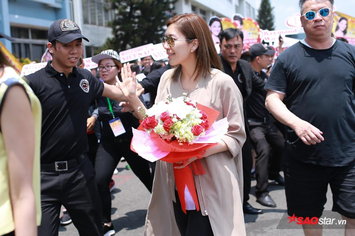 Huỳnh Hạo Nhiên - Huỳnh Trí Văn - Trần Khải Lâm thân thiện tiến sát hàng rào, vẫy chào fan Việt ở sân bay Ảnh 11