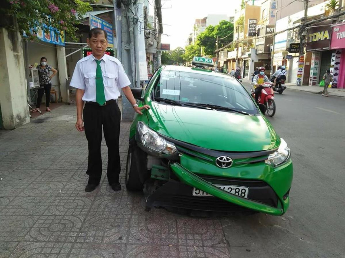 Clip: Tài xế taxi nhanh trí nhấn ga đâm thẳng vào nam thanh niên có hành vi cướp giật Ảnh 3