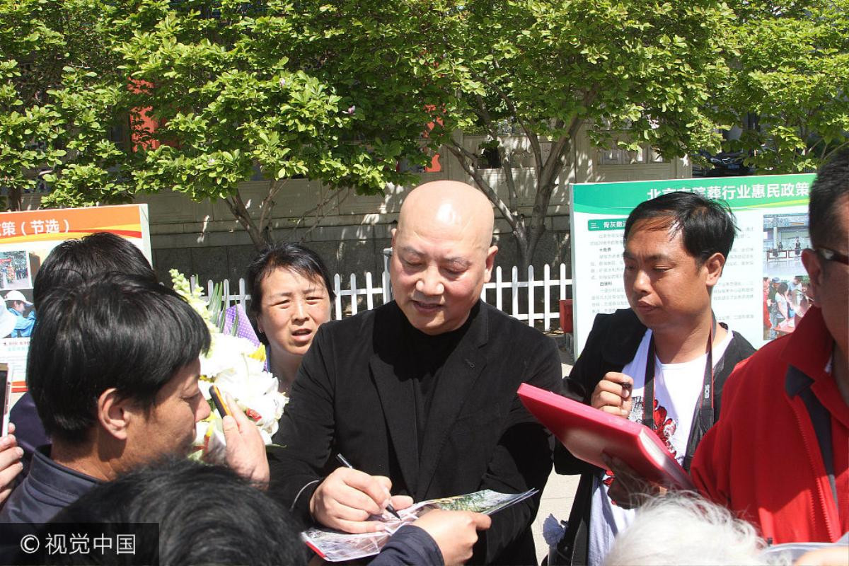 'Đường Tăng' bị chỉ trích vì cười tươi ở đám tang đạo diễn Tây du ký Ảnh 2