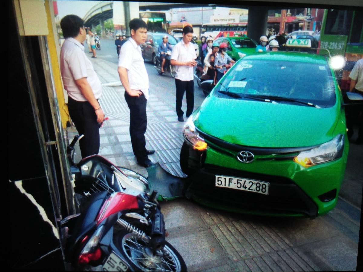 Tài xế taxi Mai Linh kể lại giây phút lao xe vào tên cướp, giải oan cho người phụ nữ bị giật túi xách Ảnh 2