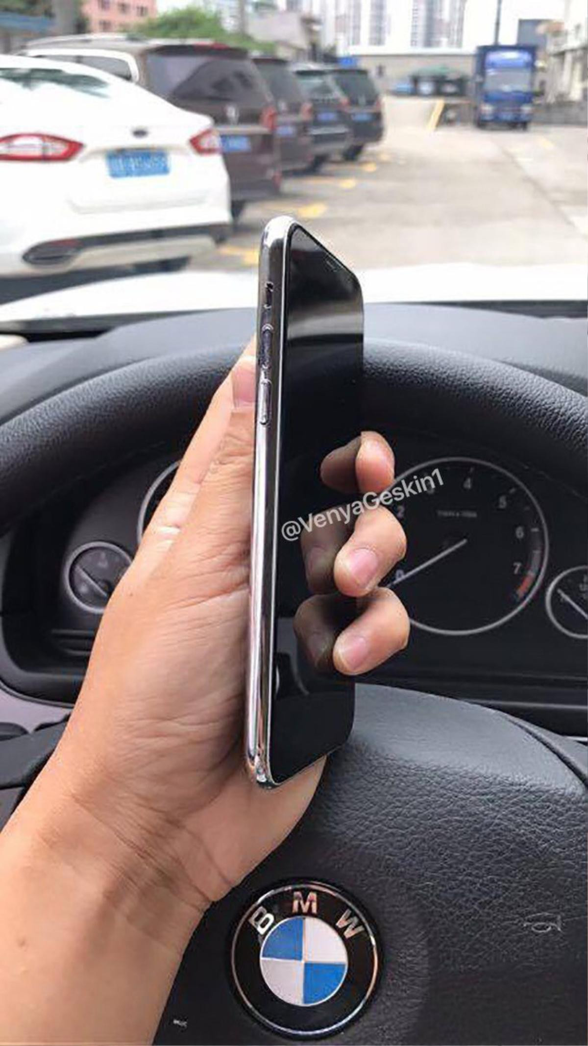 Hình ảnh thực đầu tiên hé lộ về thiết kế của iPhone 8 xuất hiện Ảnh 3