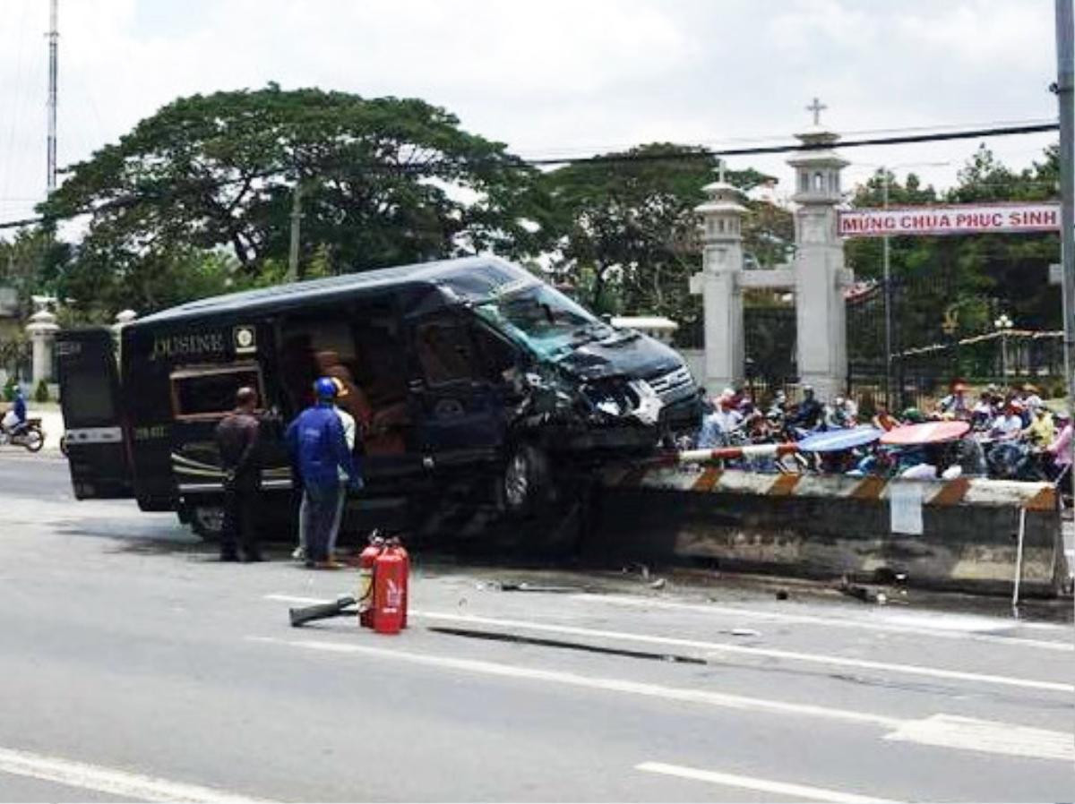 Ôtô Limousine lao lên dải phân cách bốc cháy, nhiều người thoát chết Ảnh 1