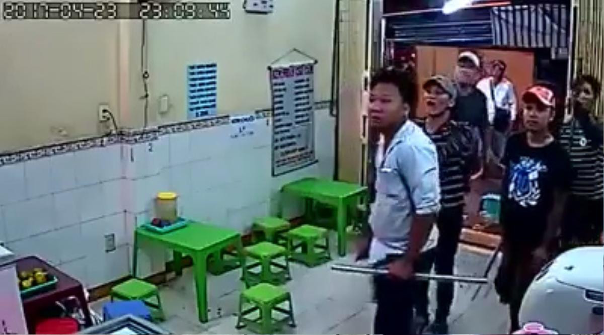 Clip quán kem nhãn Chú Tám nổi tiếng bị nhóm côn đồ hung hãn đập phá tan nát vì giành khách Ảnh 1