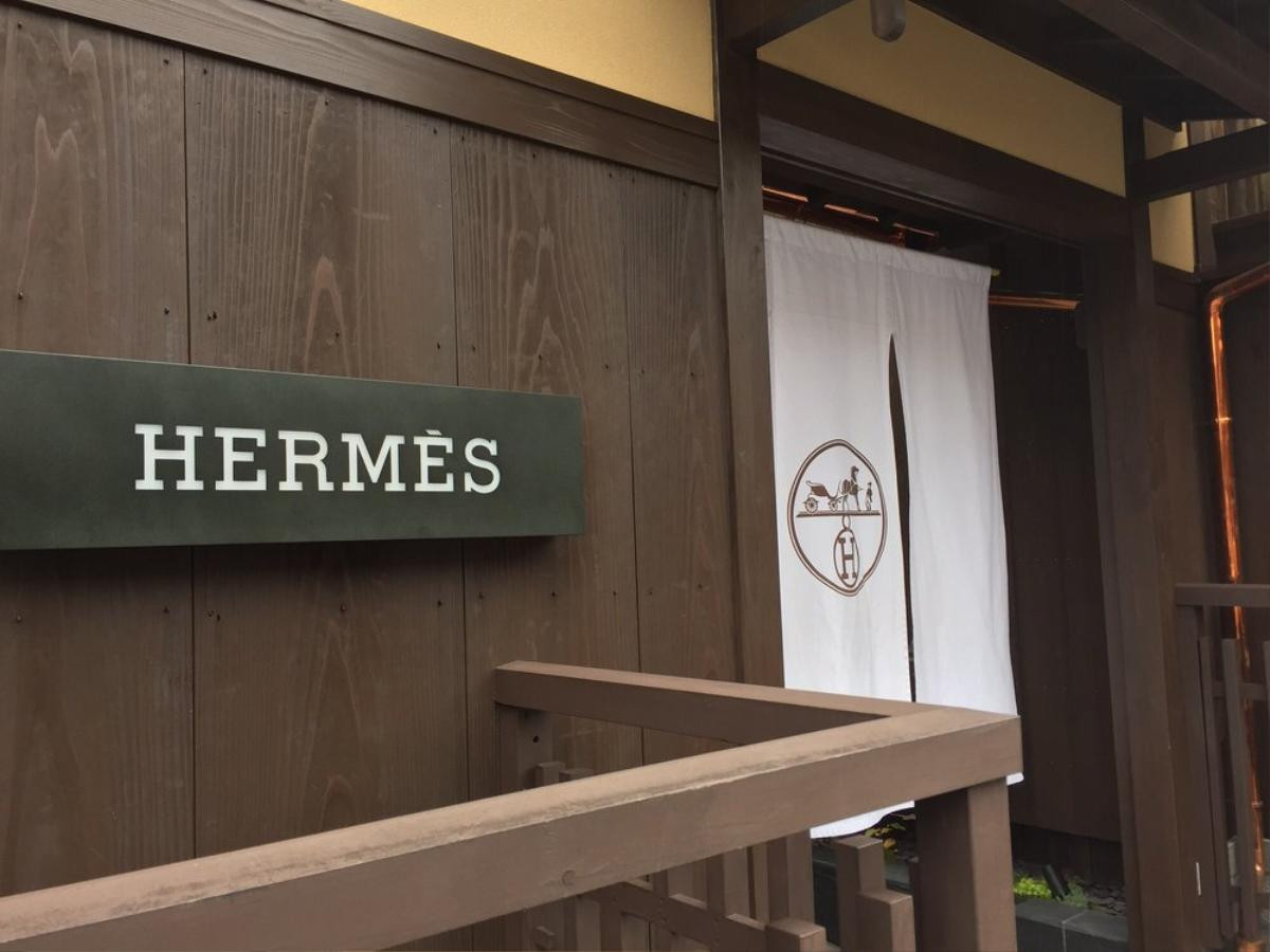 Bạn có bao giờ nhìn thấy một cửa hàng Pop-Up Hermès 'cổ kính' và điềm tĩnh đến như thế này! Ảnh 2