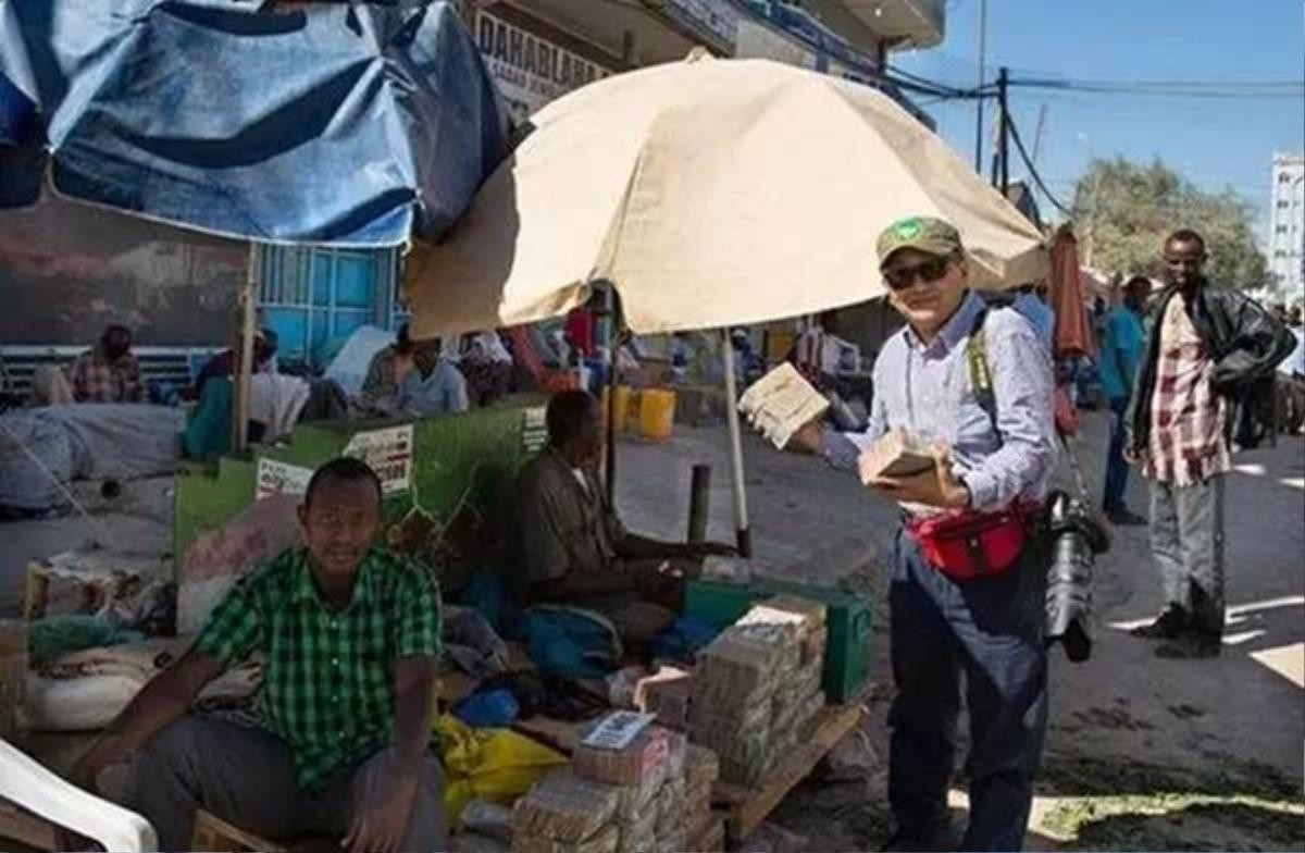 Quốc gia nghèo đến mức người dân chẳng có gì ngoài tiền, đành phải bán tiền để kiếm sống Ảnh 13