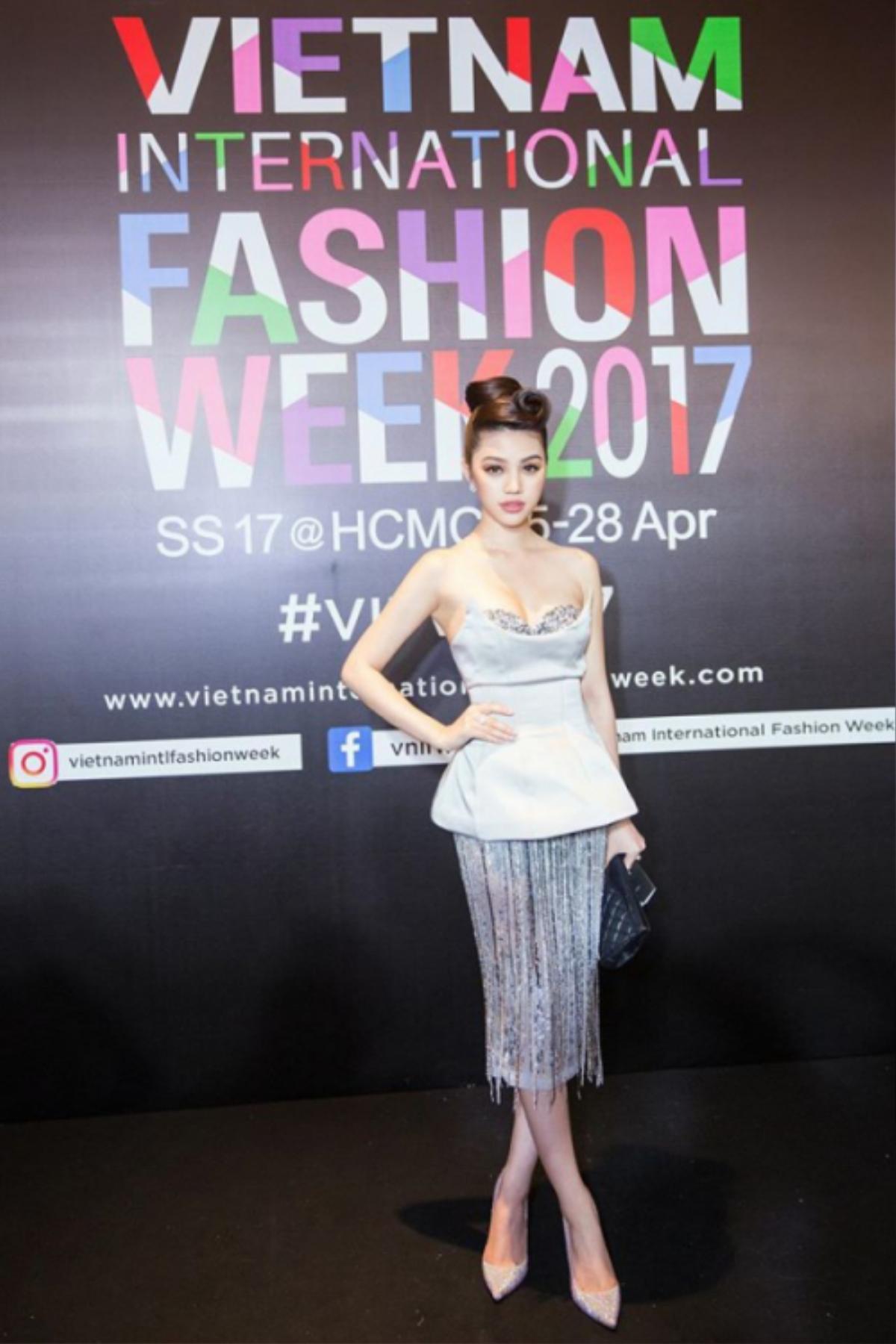 Đây chính là khoảnh khắc đẹp nhất của dàn người đẹp tại đêm thứ 3 VIFW 2017 Ảnh 7